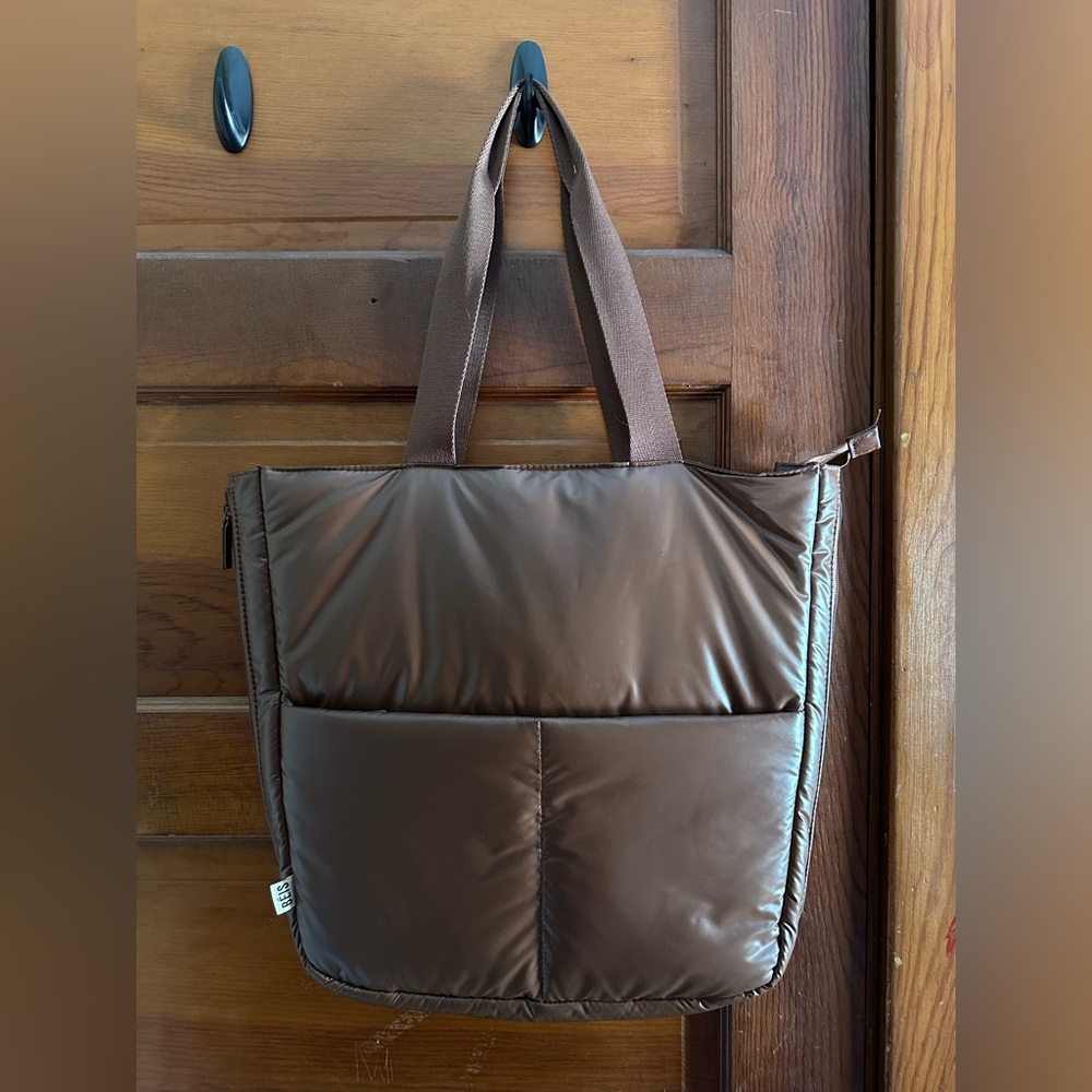 The puffer tote in maple